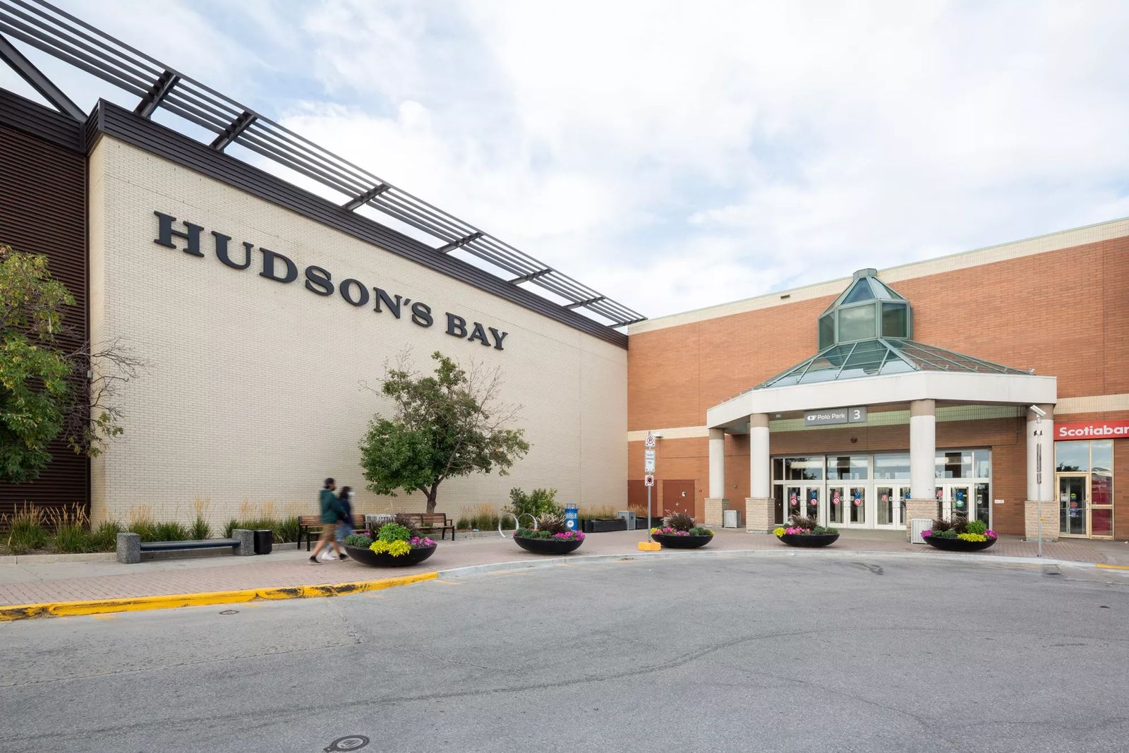 [Retail][Polo Park] Hudson's Bay Exterior