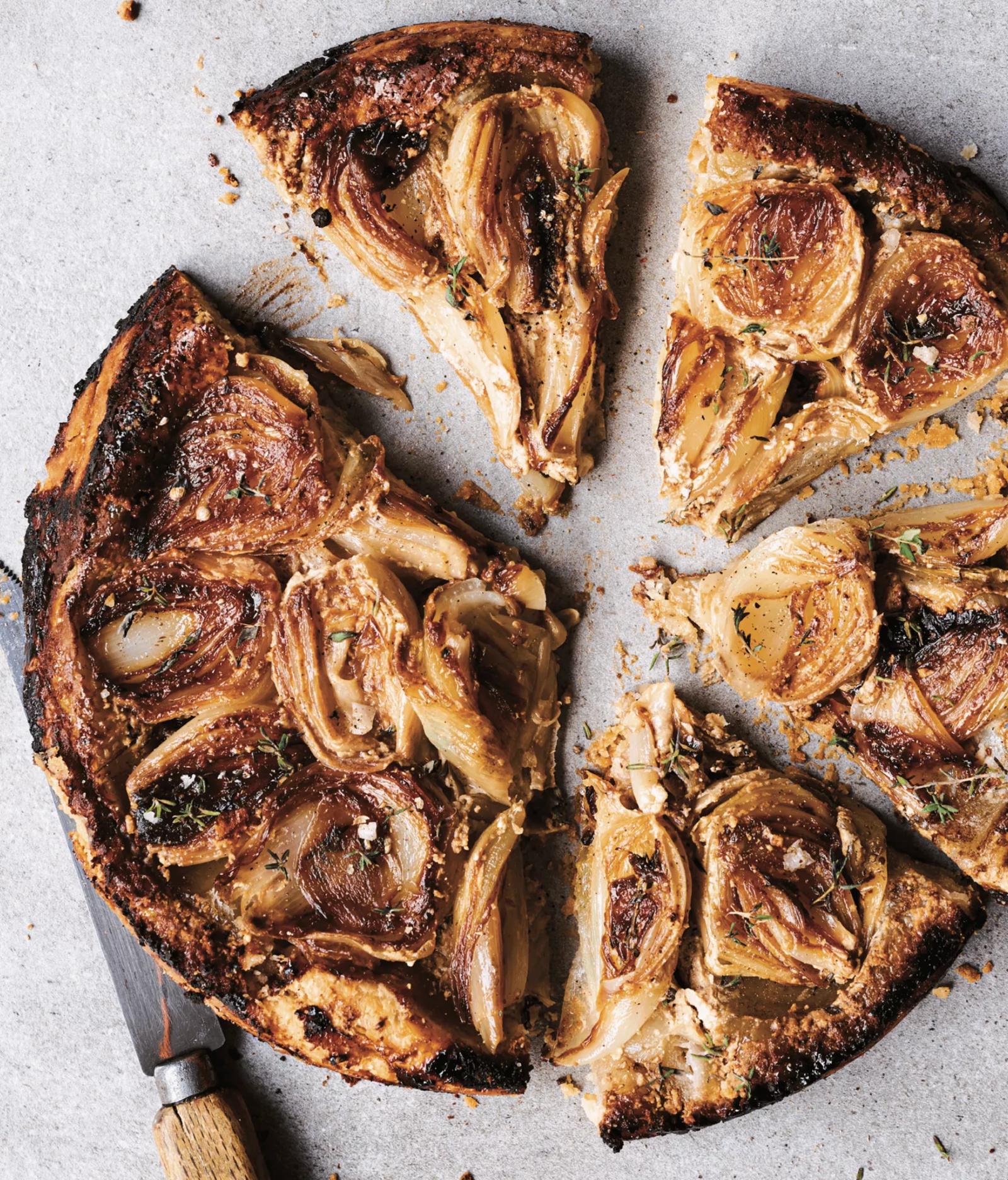 Tatin d'oignons doux au chèvre frais et au vinaigre balsamique