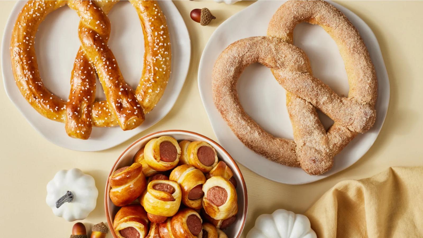 [CF Rideau Centre] Warm Up Your Fall with Mr. Pretzels