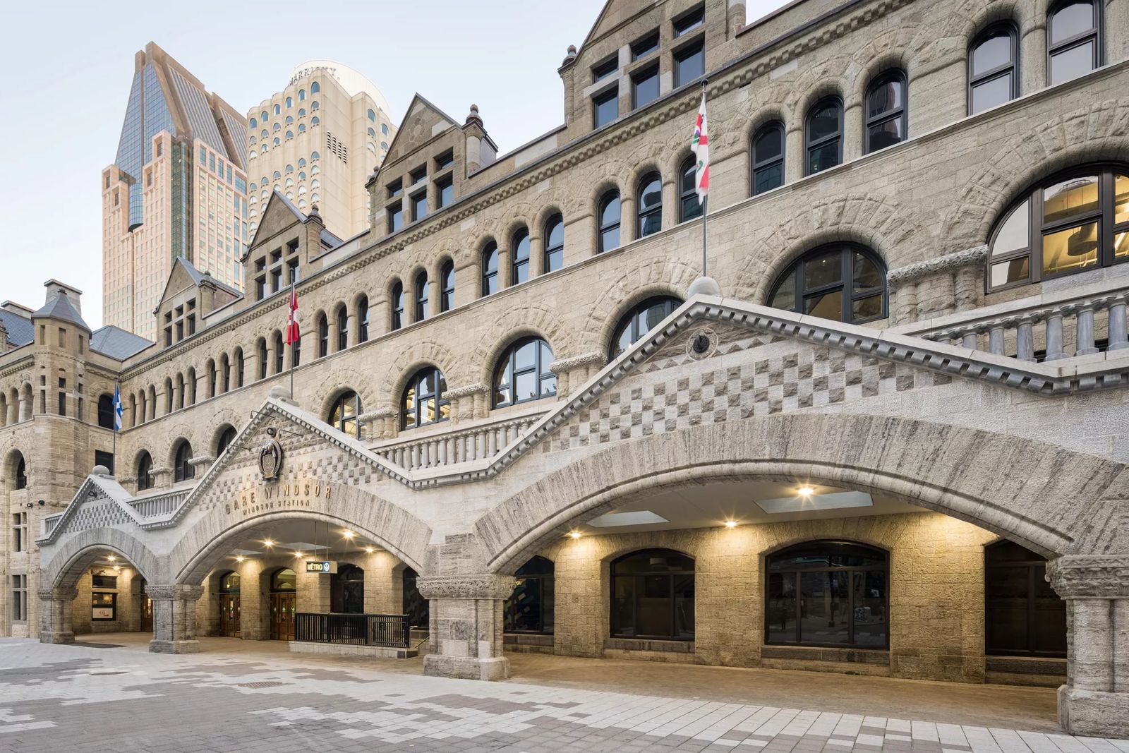 [Office] [Gare Windsor] - Wide Building Exterior