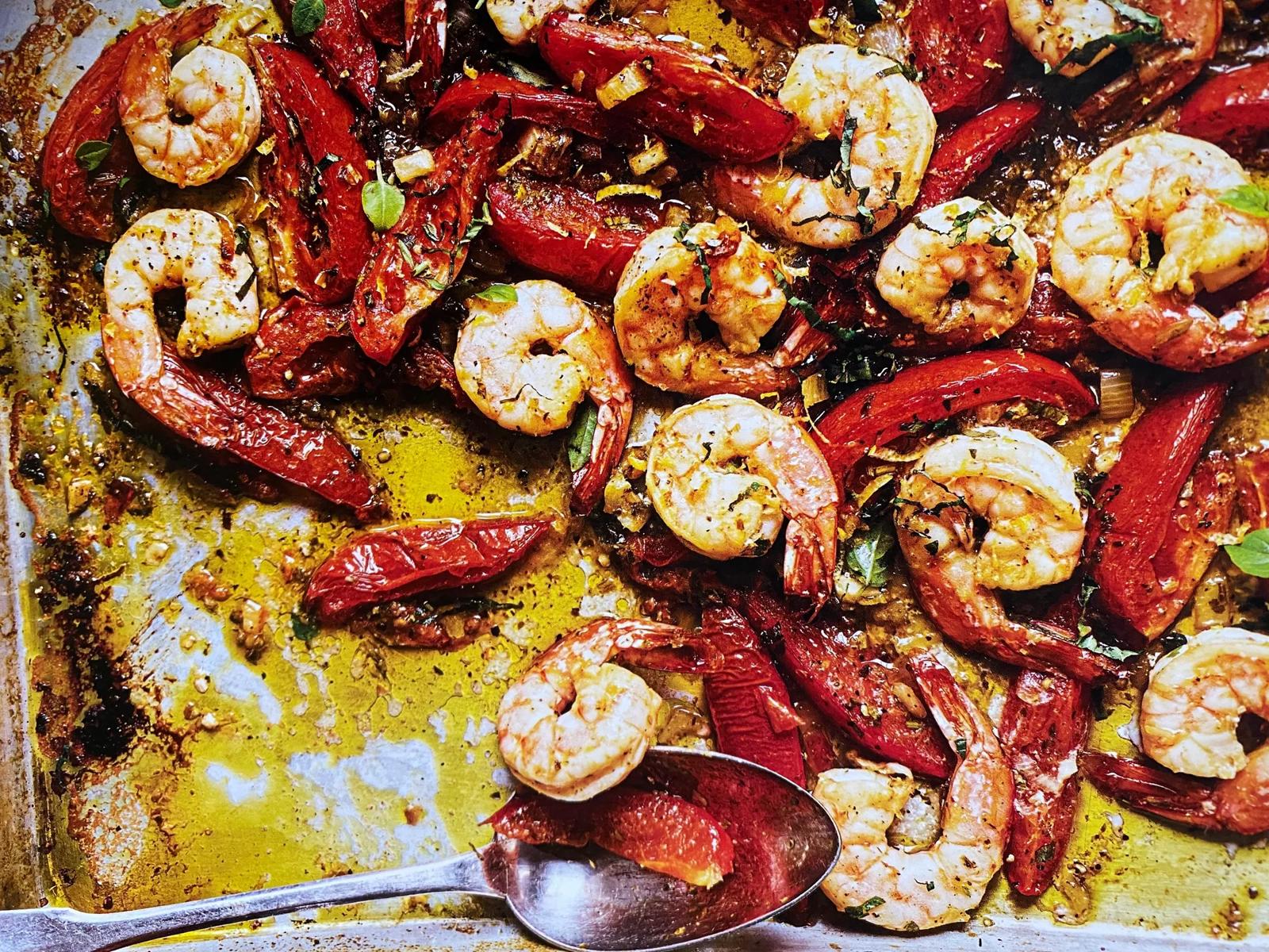 Grosses crevettes a la fricassée de tomates rôties et au vin blanc