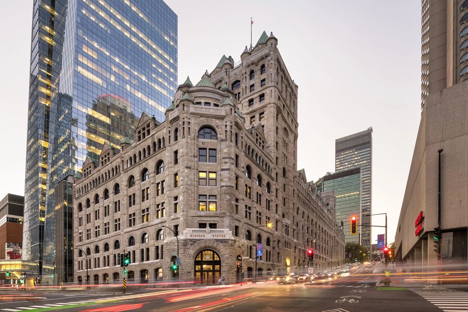 [Office] [Gare Windsor] - Building Exterior Birds moving cars