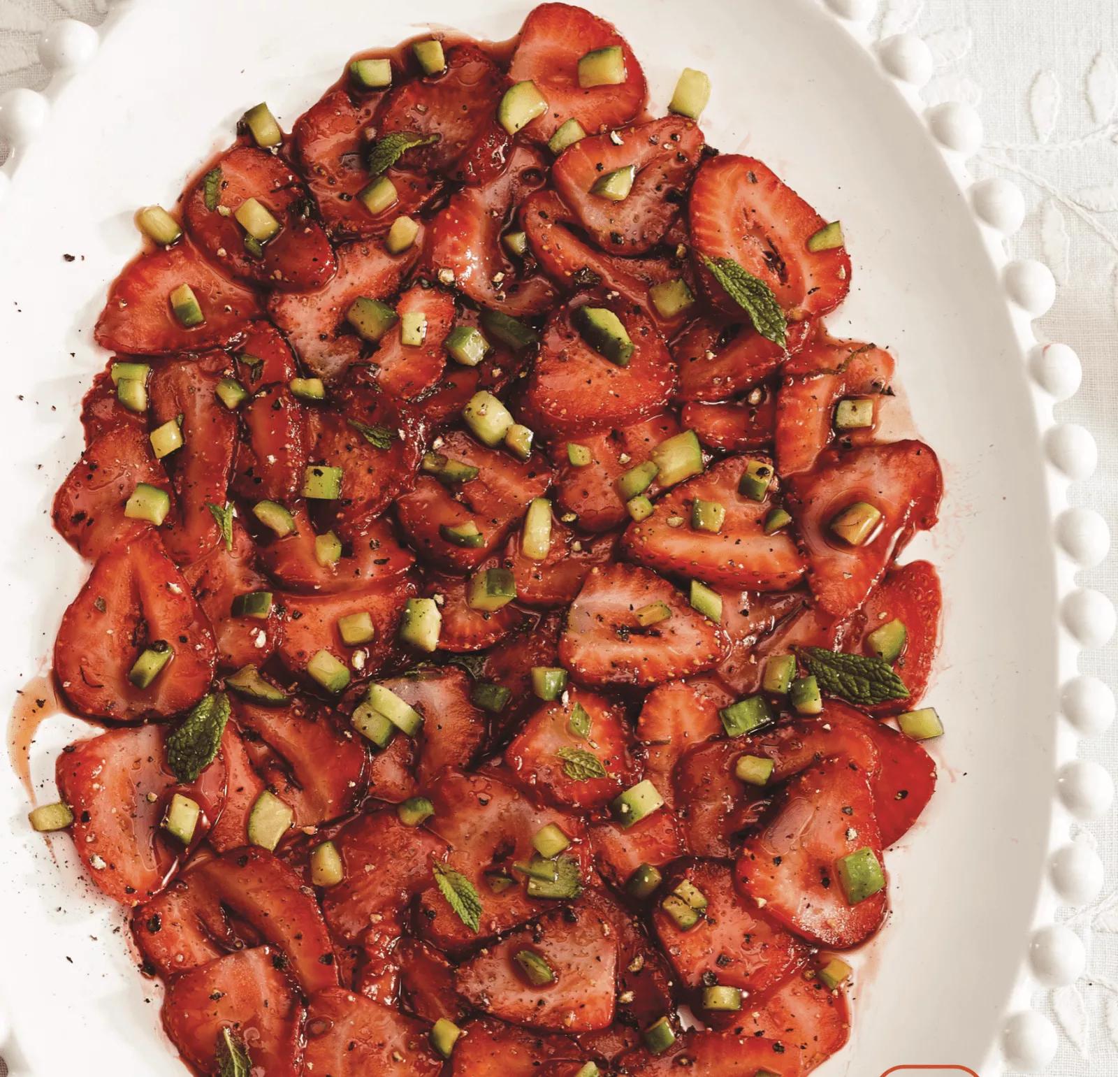 Carpaccio de fraises à la menthe, caramel de porto et poivres