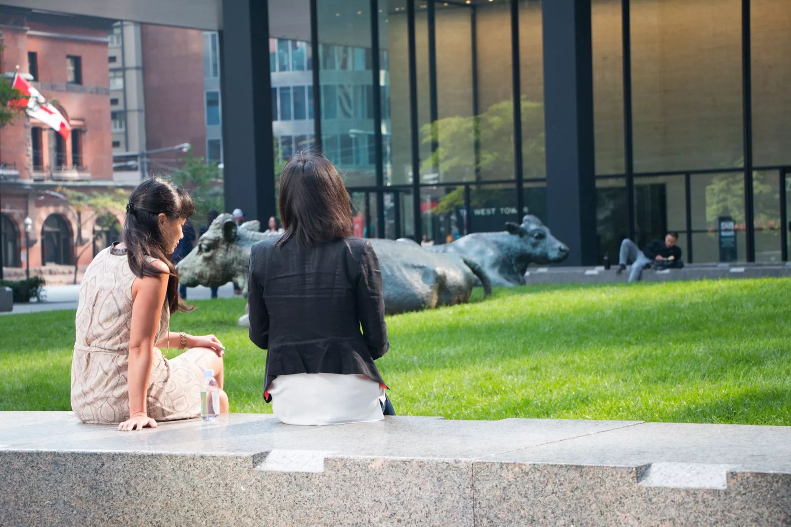 [Office] [TD Centre] - West Tower People Sitting Outside