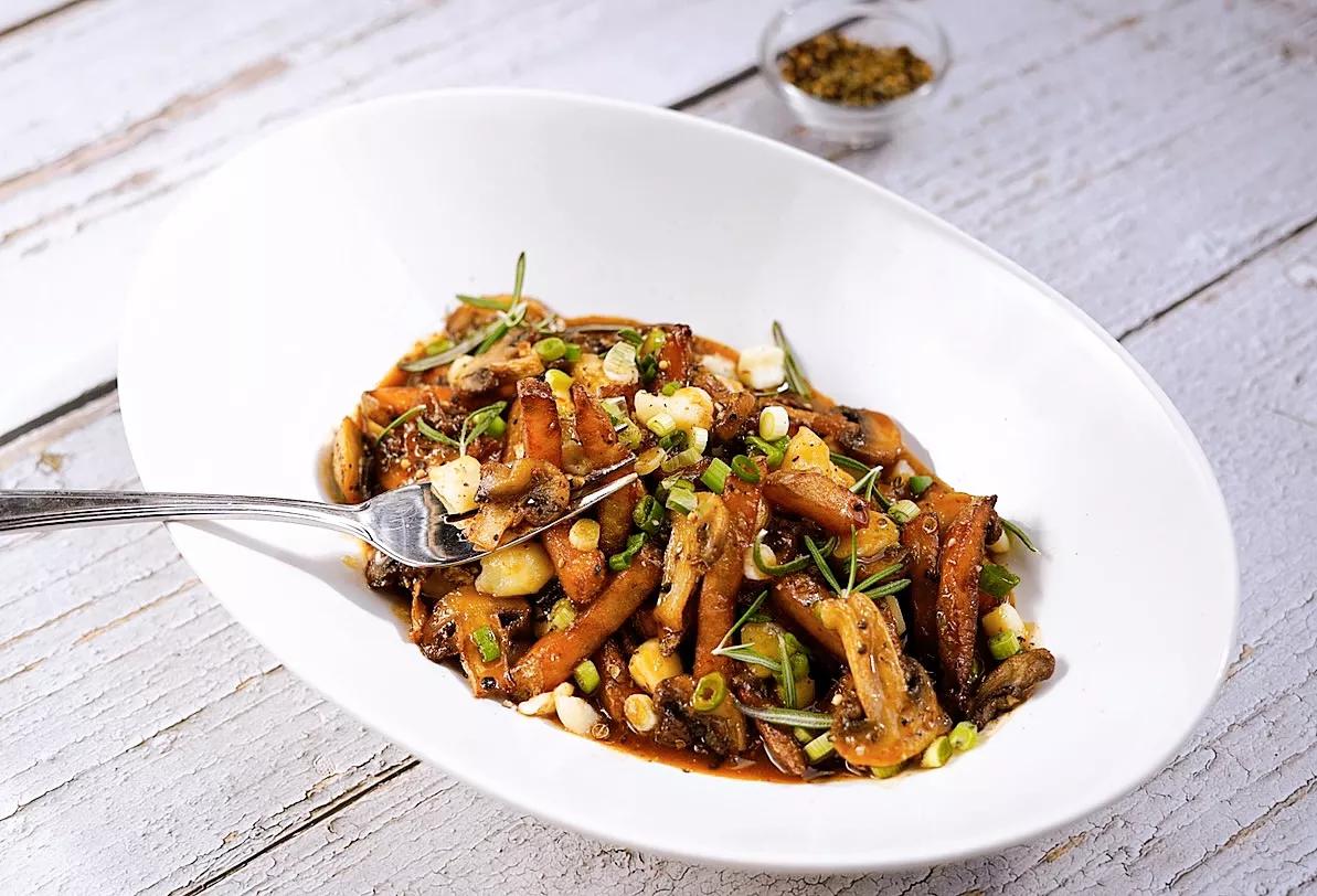 Semaine du 16 mai 2022 - Poutine, fromage en grain fumé, tombée de champignons, demi-glace aux épices steak