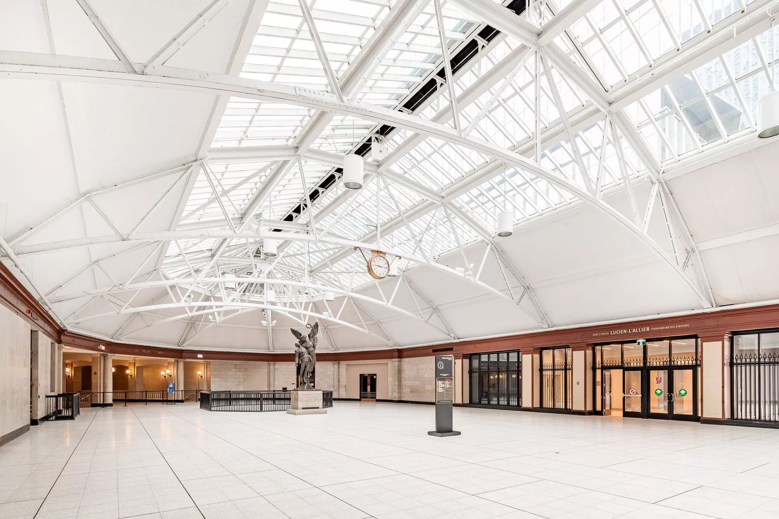 [Office] [Gare Windsor] - Interior Hallway/Empty Area