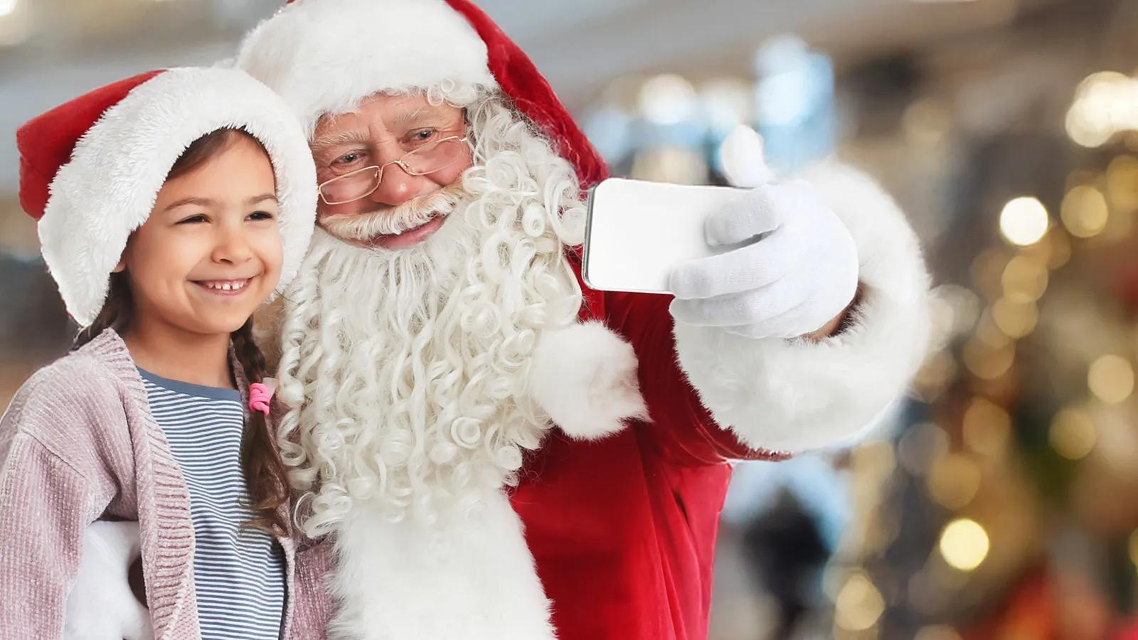 [CF Shops at Don Mills] Holiday Roaming Santa