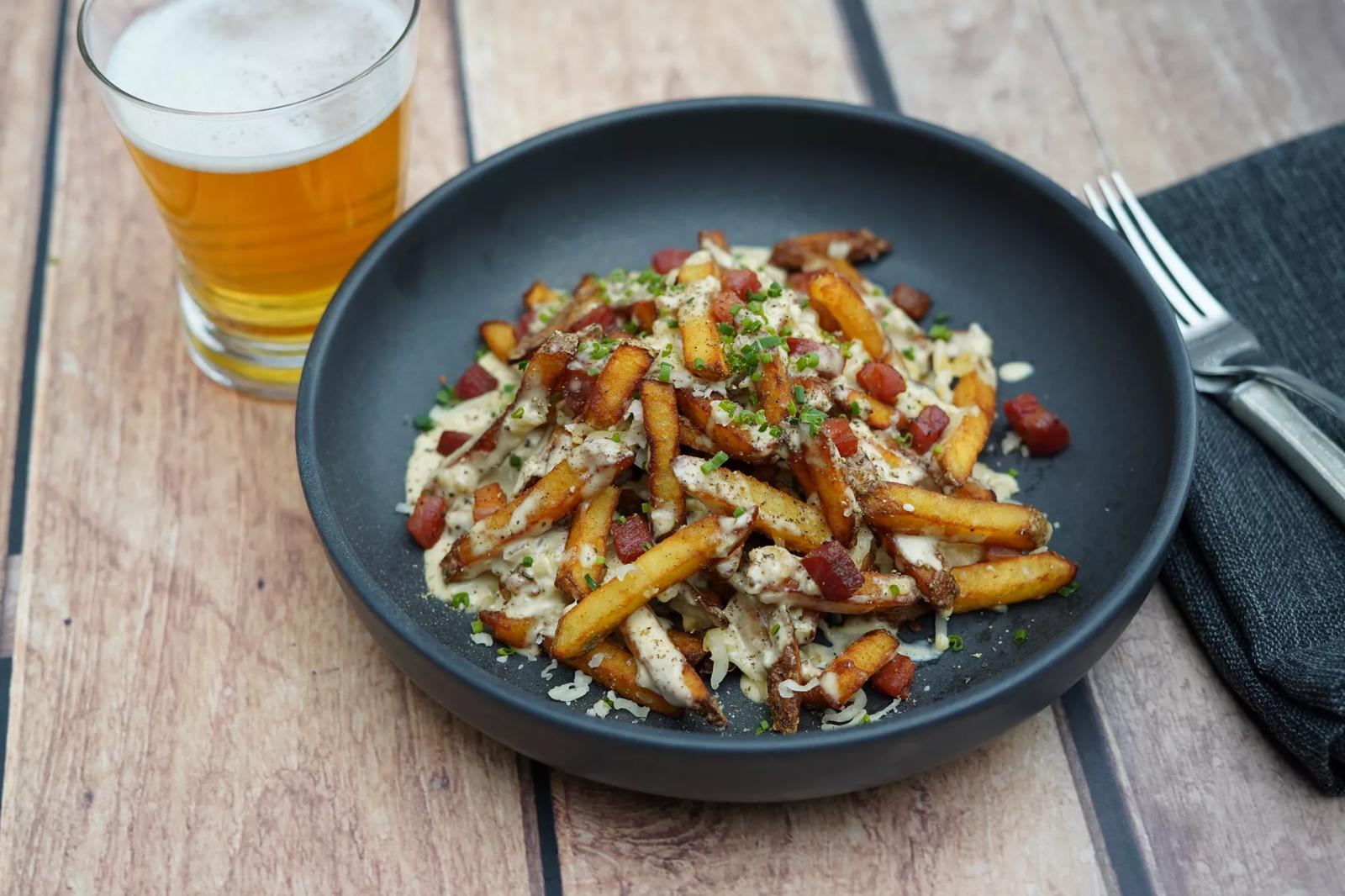 Semaine du 16 mai 2022 - Poutine, cheddar vieux, lardons et douce dijonnaise