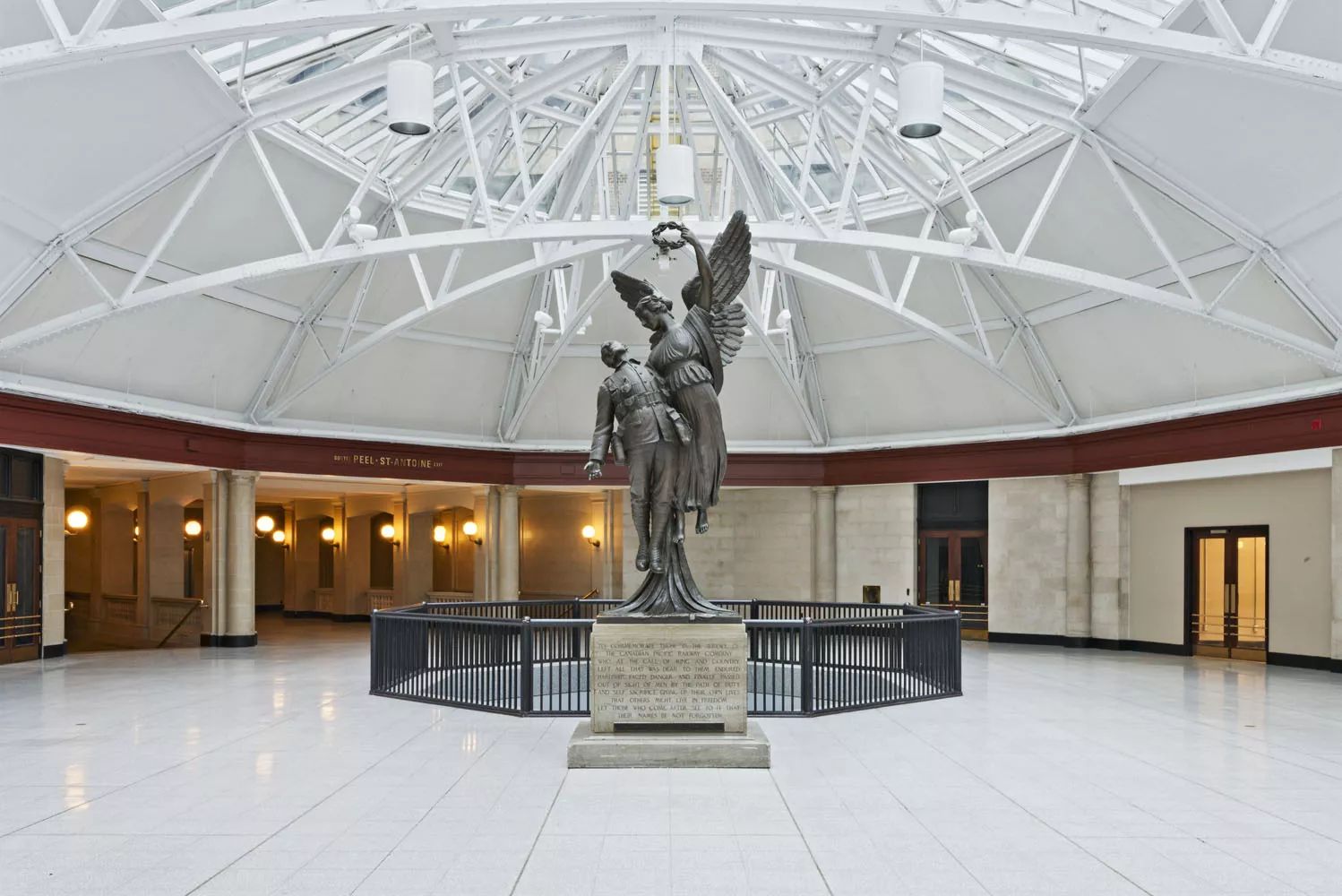 [Office] [Gare Windsor] - Interior Statue