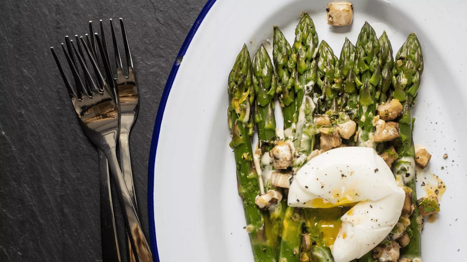Semaine du 9 mai 2022 Asperges aux lardons, sauce crémeuse à l’orange et œuf coulant-min