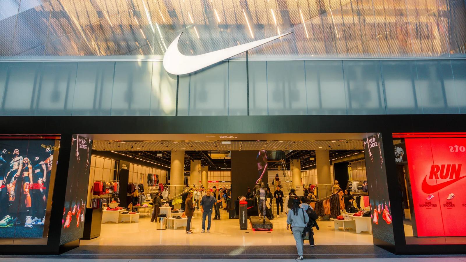 [CF Toronto Eaton Centre] Nike Spotlight 